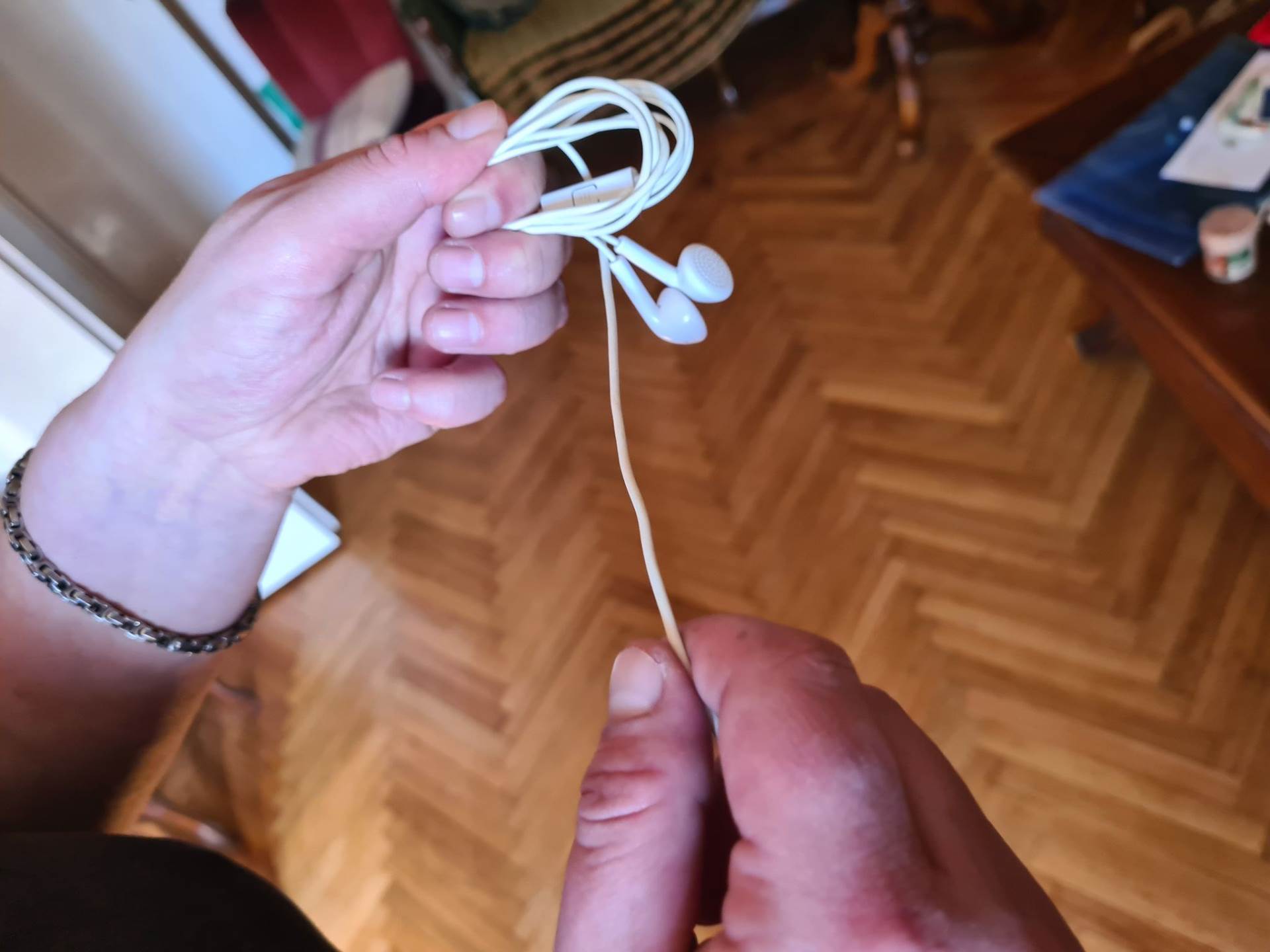 zapetljane slušalice zamršene mobilni telefoni kako spakovati slušalice da se ne zamrse kablovi
