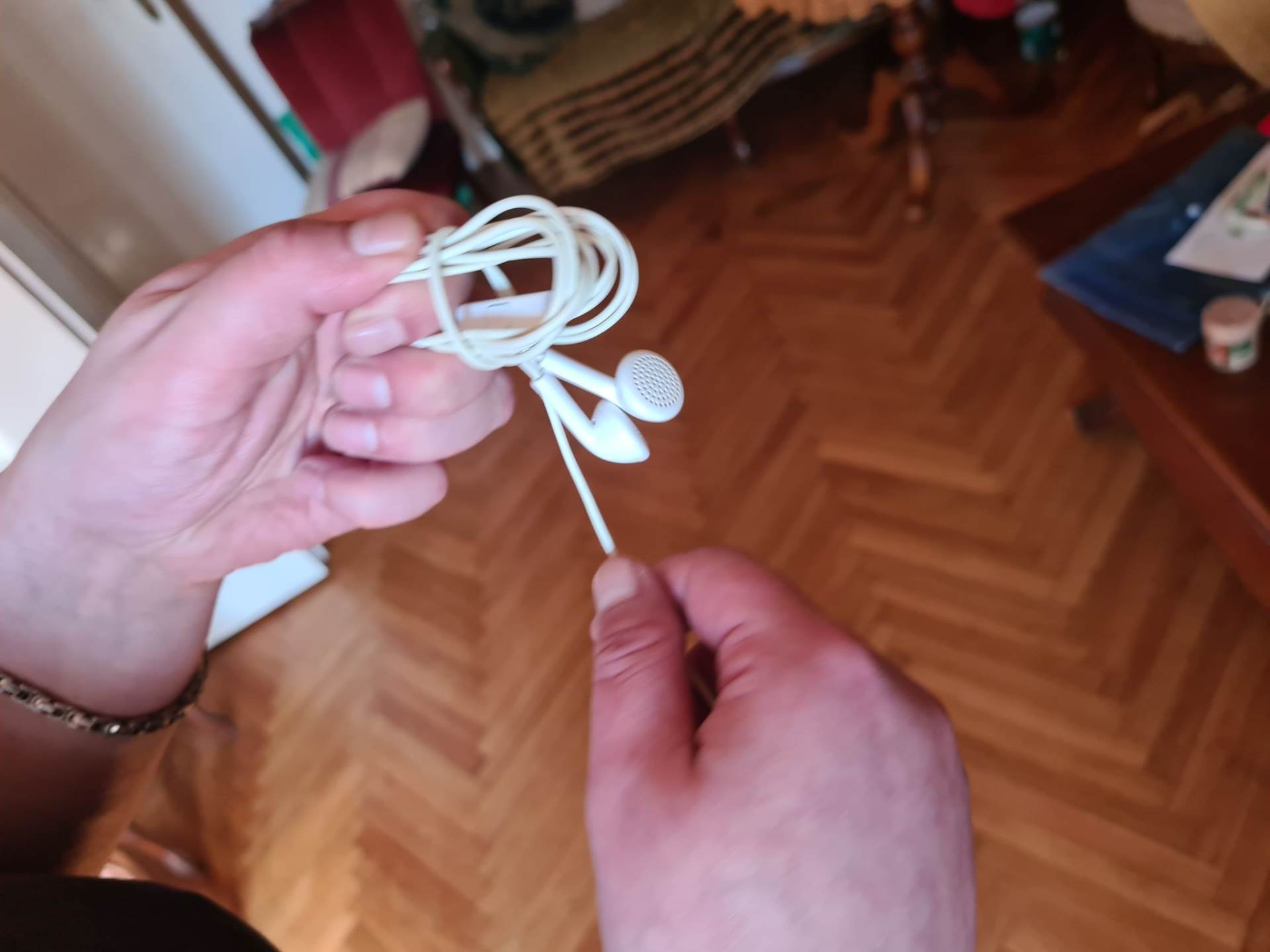 zapetljane slušalice zamršene mobilni telefoni kako spakovati slušalice da se ne zamrse kablovi