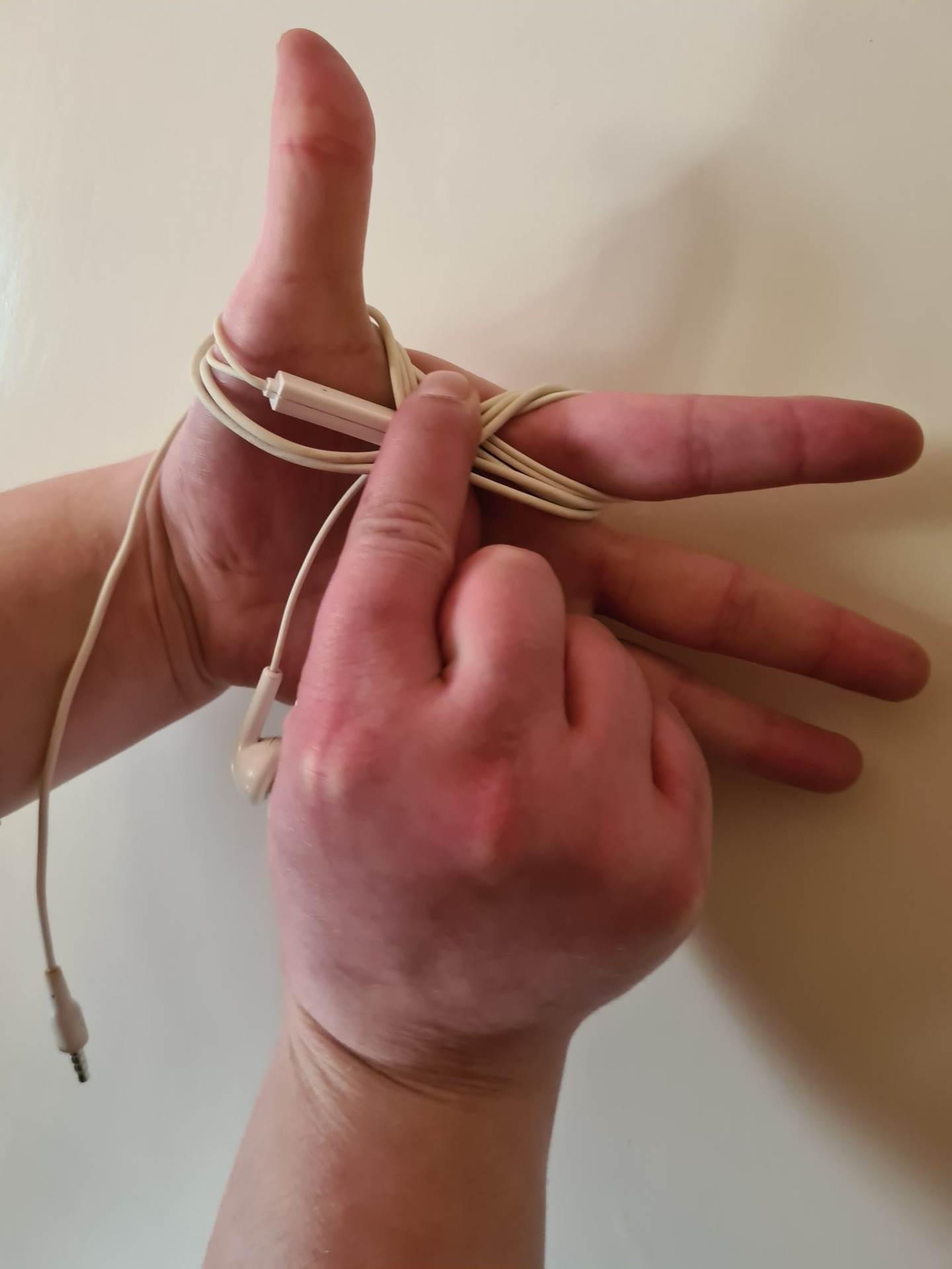 zapetljane slušalice zamršene mobilni telefoni kako spakovati slušalice da se ne zamrse kablovi