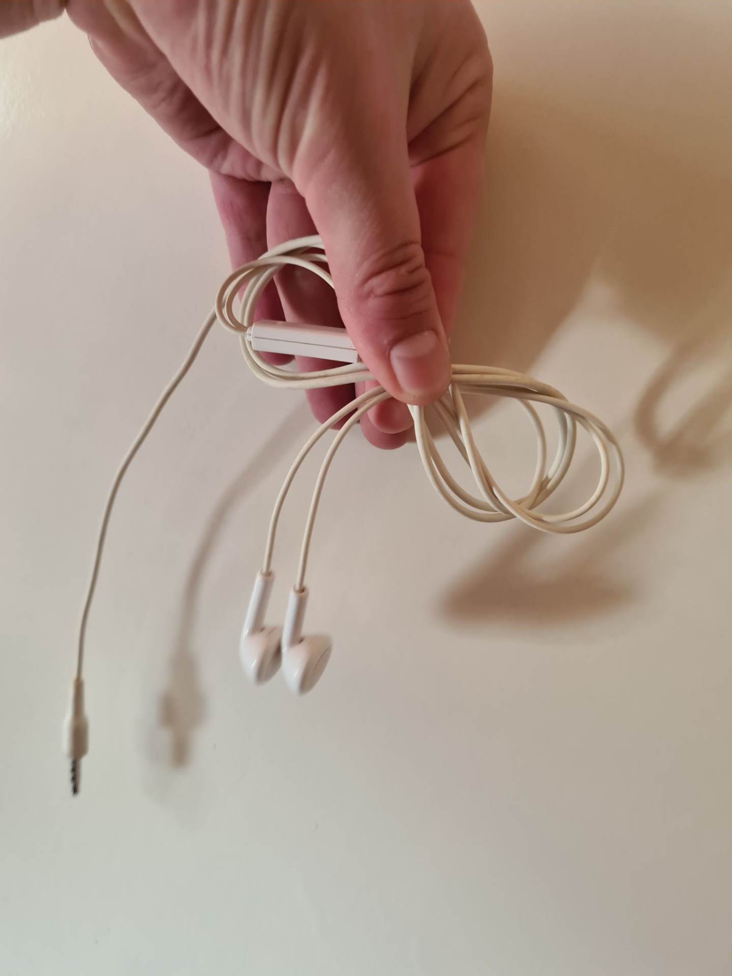 zapetljane slušalice zamršene mobilni telefoni kako spakovati slušalice da se ne zamrse kablovi