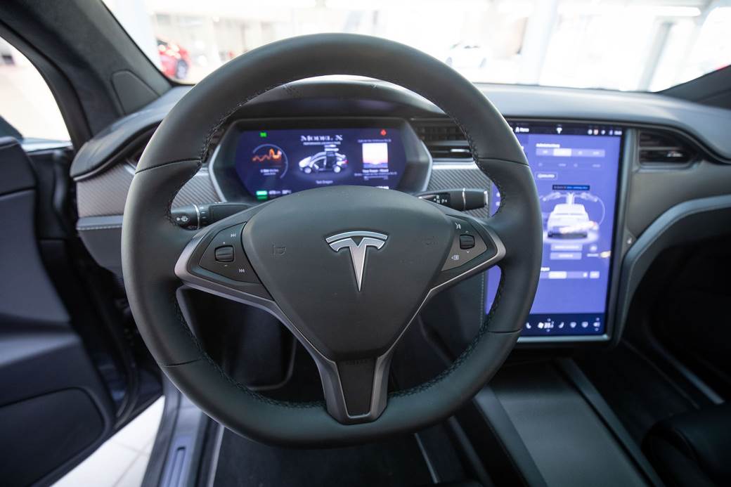 Tesla prvi put zabeležila pad godišnjih prihoda