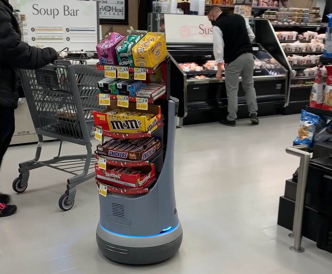 prati vas po prodavnici dok nešto ne kupite ovaj robot je prava napast za sladokusce