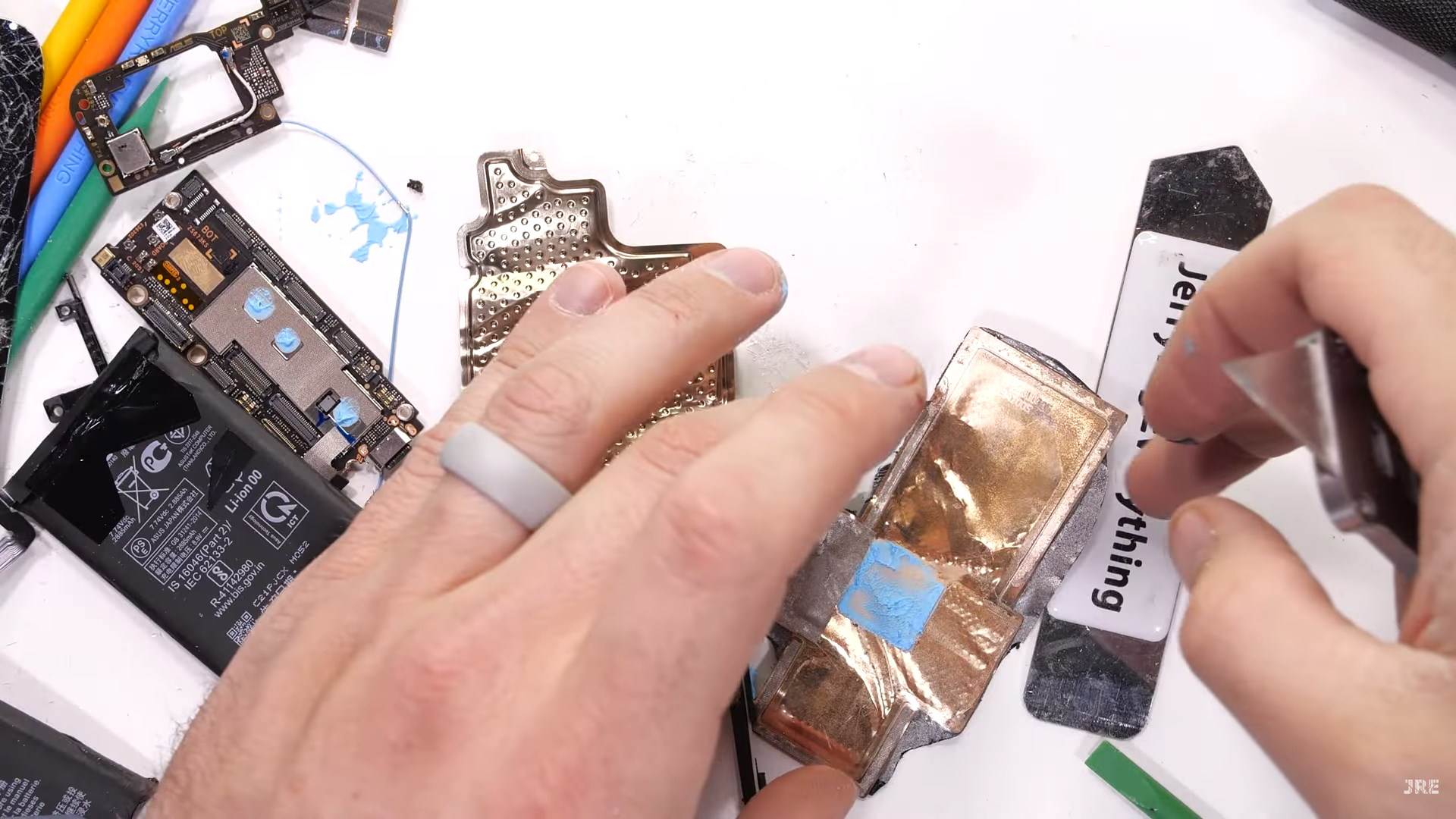 Promakla im katastrofalna greška okupirani performansama i hlađenjem propustili slabu tačku