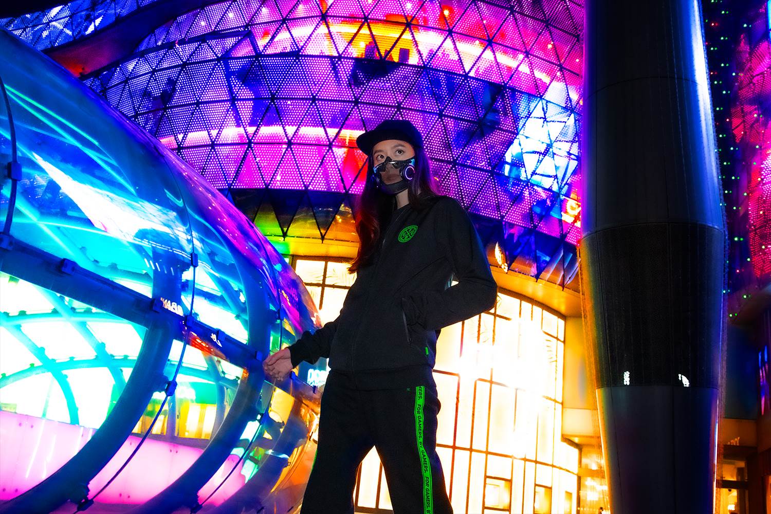 pametne maske koje svetle, imaju zvučnike i bežično punjenje potreba ili zarada