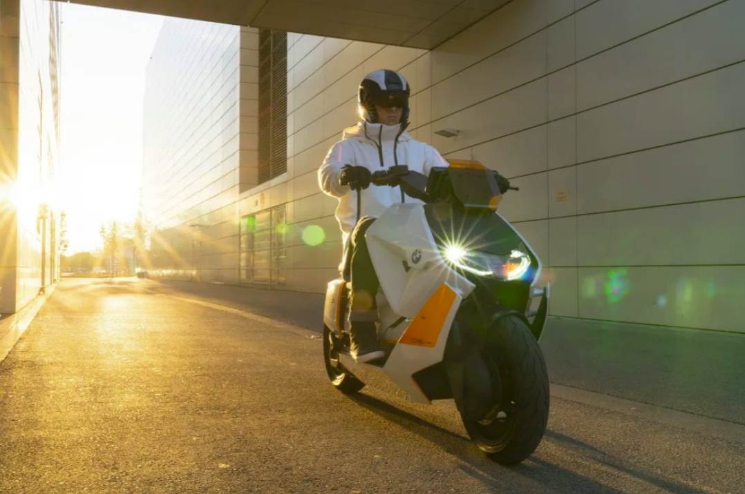 bmw ce 04 električni skuter slike video opis