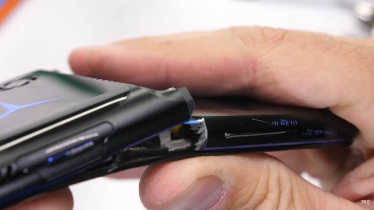 puko ko grisina novi gejming telefon ipak nije izdržao pritisak