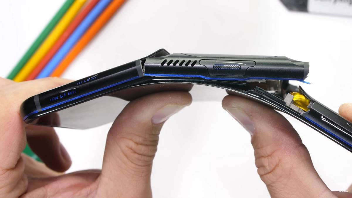 puko ko grisina novi gejming telefon ipak nije izdržao pritisak