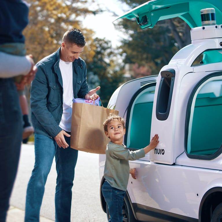 dostava hrane pice robot neuro r2 dostavljač foto video