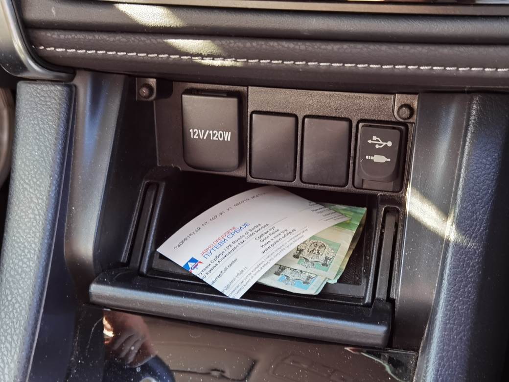 auto punjač punjenje telefona u automobilu prednosti mane pravilno punjenje mobilnog kola