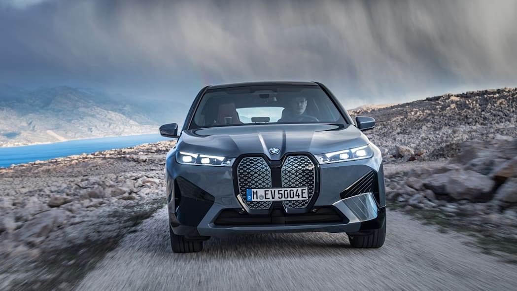 Punjenje baterije električnih automobila rupama na putu