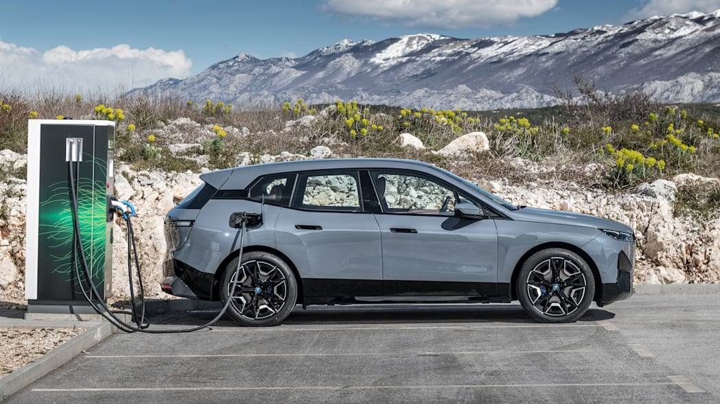 Punjenje baterije električnih automobila rupama na putu