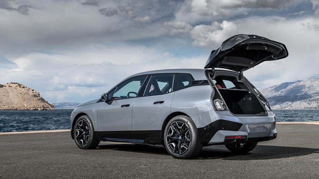 Punjenje baterije električnih automobila rupama na putu