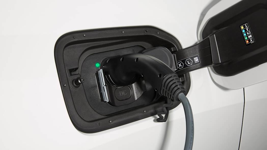 Punjenje baterije električnih automobila rupama na putu