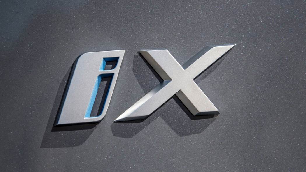 Punjenje baterije električnih automobila rupama na putu