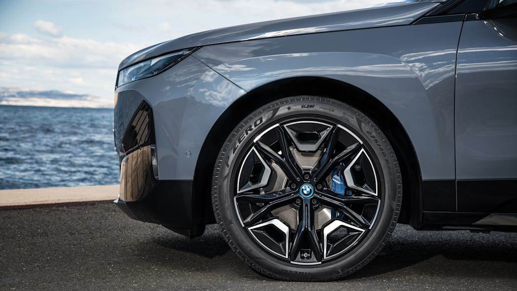 Punjenje baterije električnih automobila rupama na putu