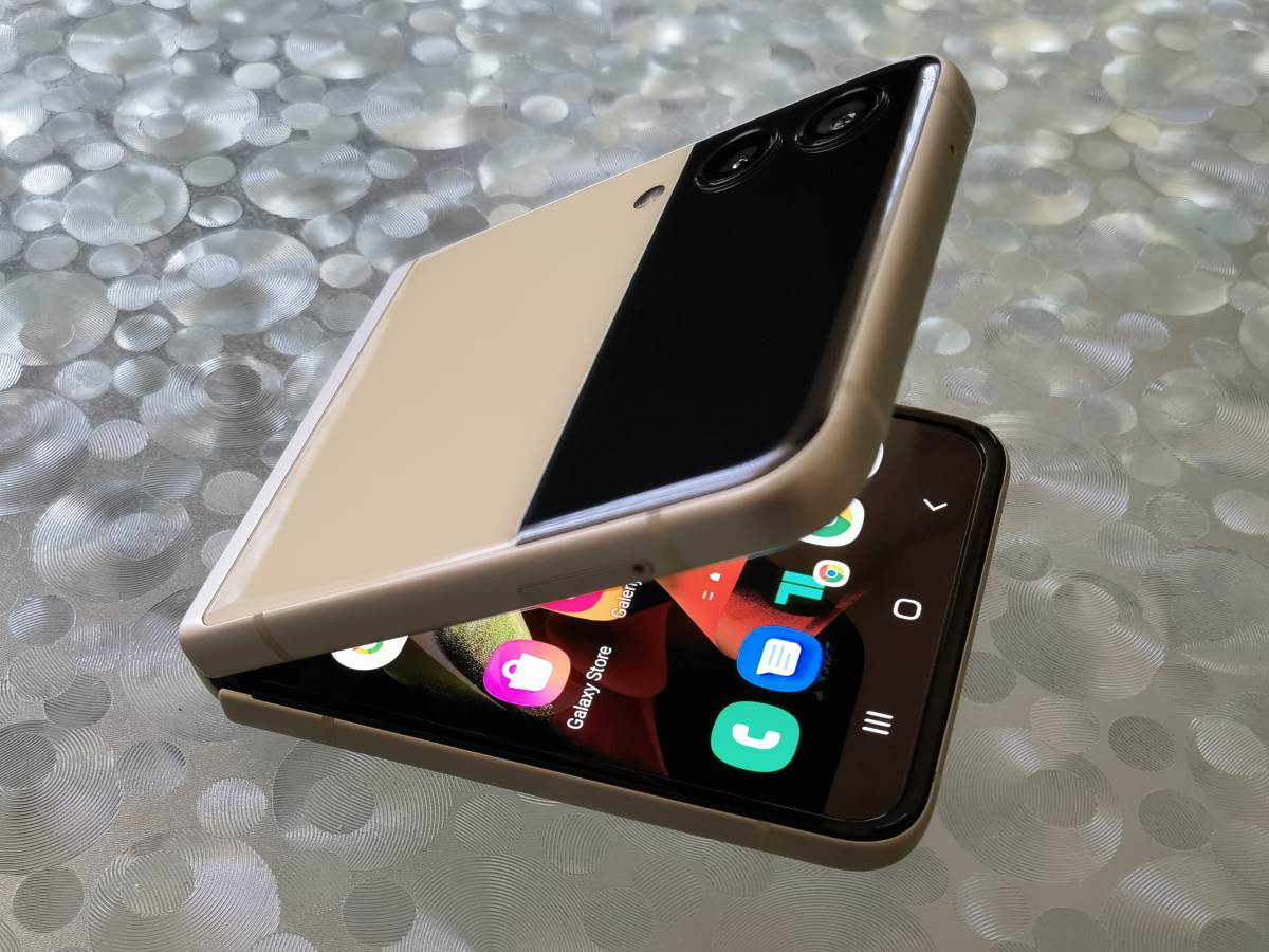 Samsung Galaxy Z Flip3 5G Slike Uživo (12)