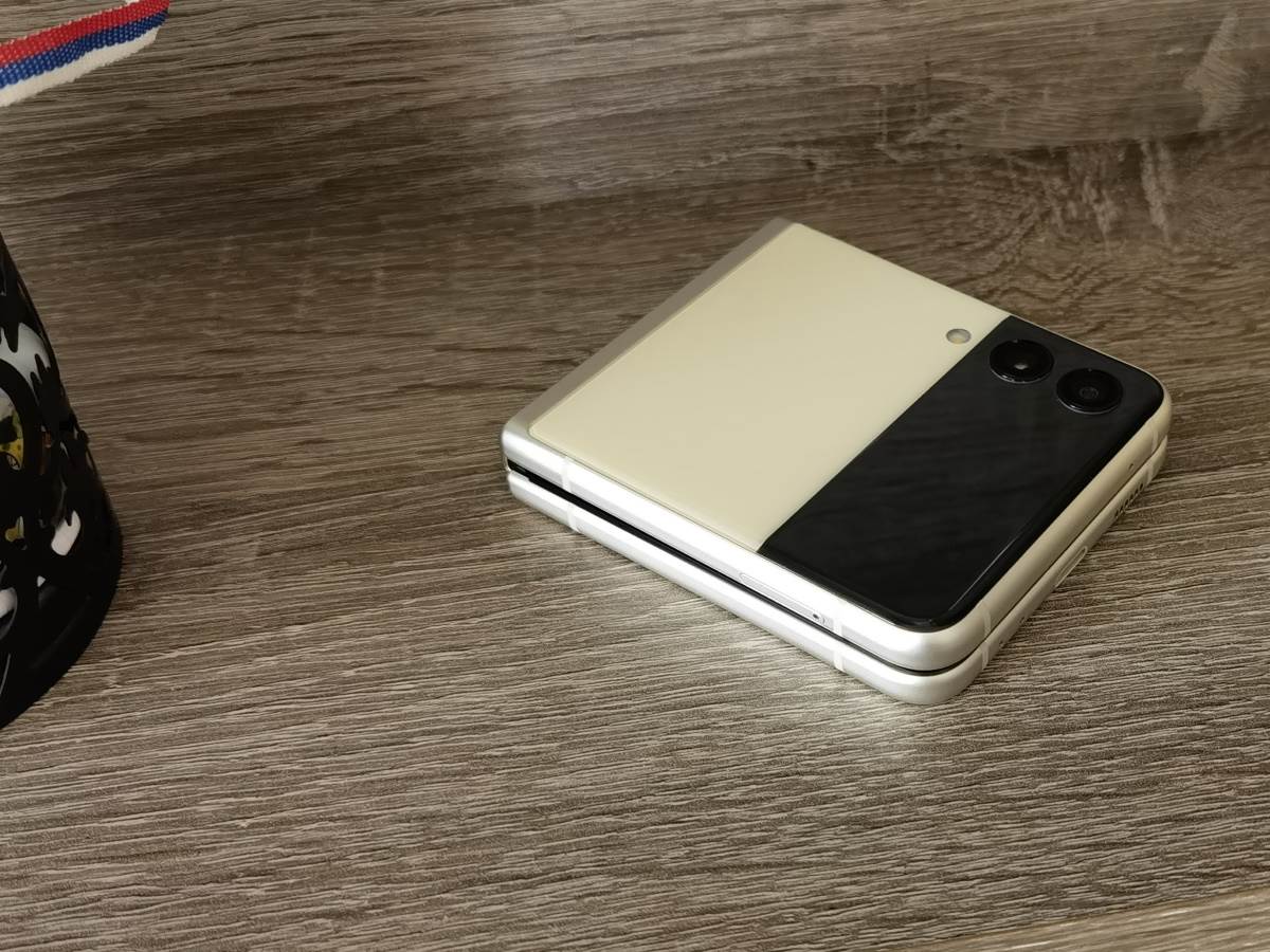 Samsung Galaxy Z Flip3 5G Slike Uživo (31)