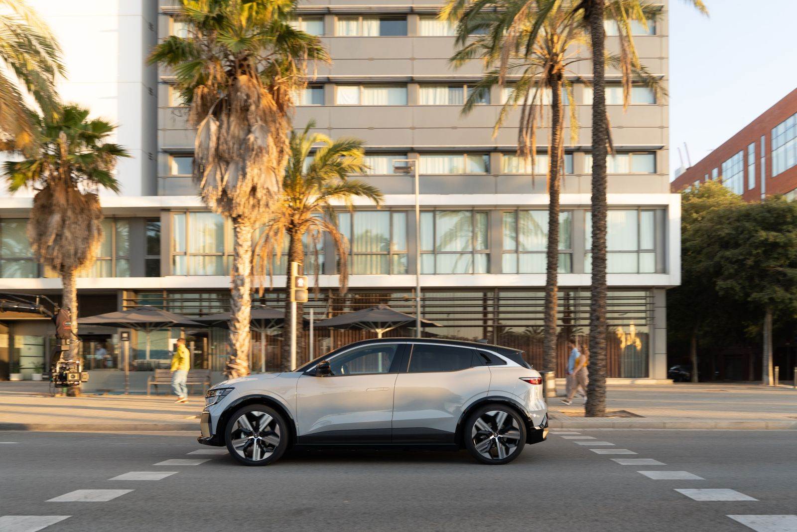 19548-All-NewMeganeE-TechElectric