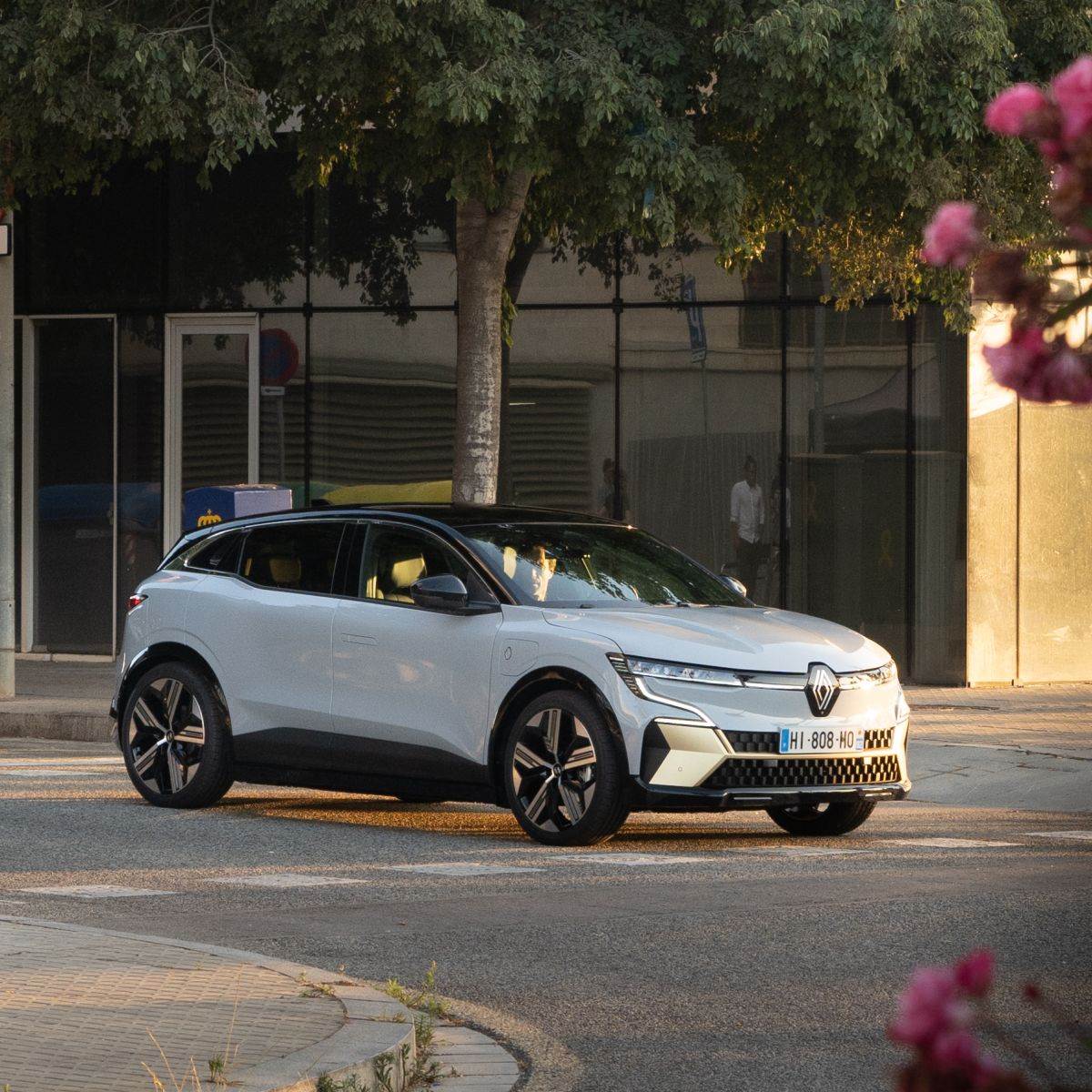 19550-All-NewMeganeE-TechElectric