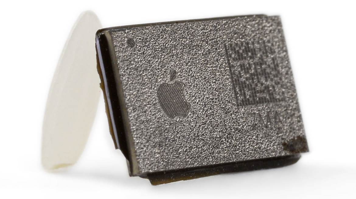 iPhone 13 Face ID čip pored zrna pirinča