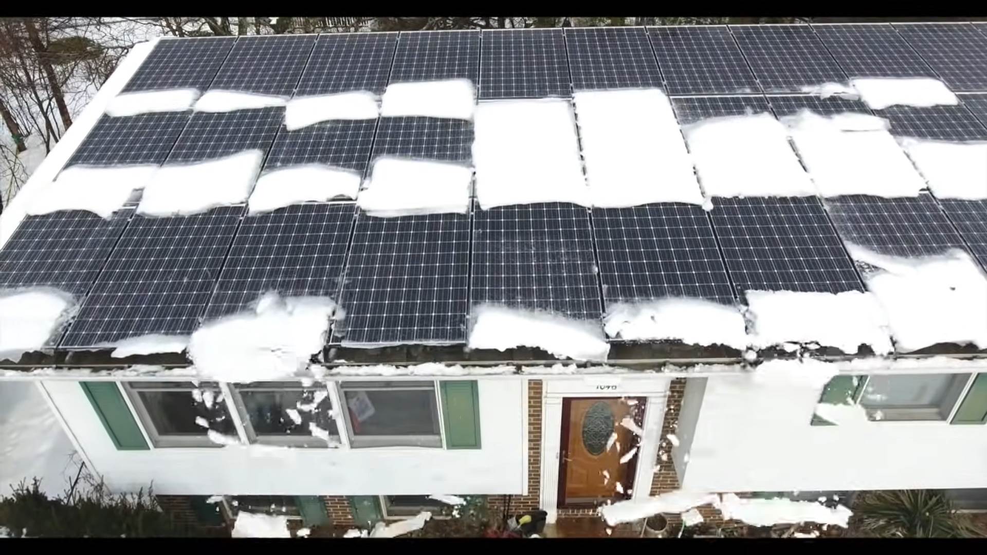 Ciscenje snega sa kuće