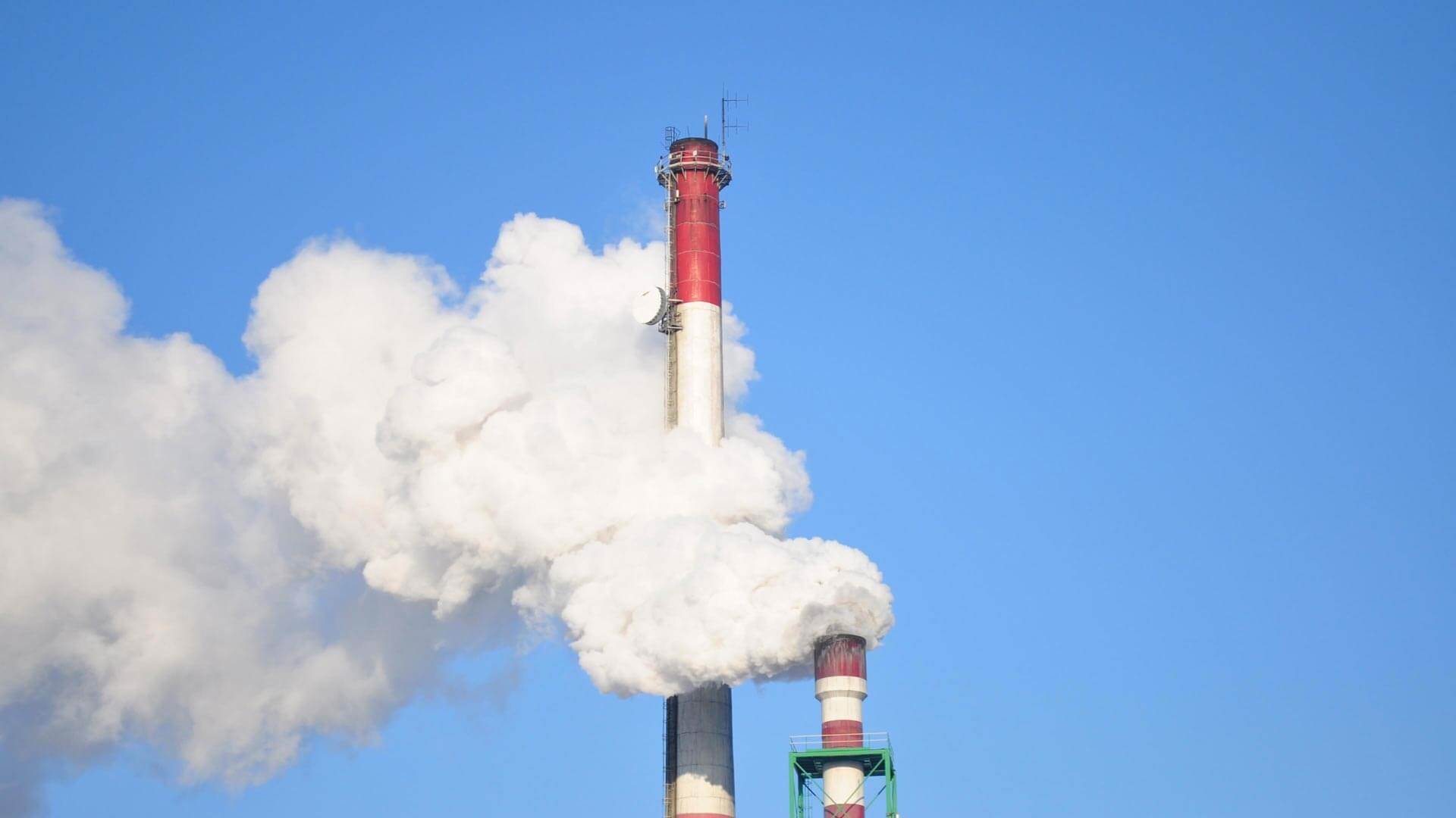 Dim iz fabričkih dimnjaka