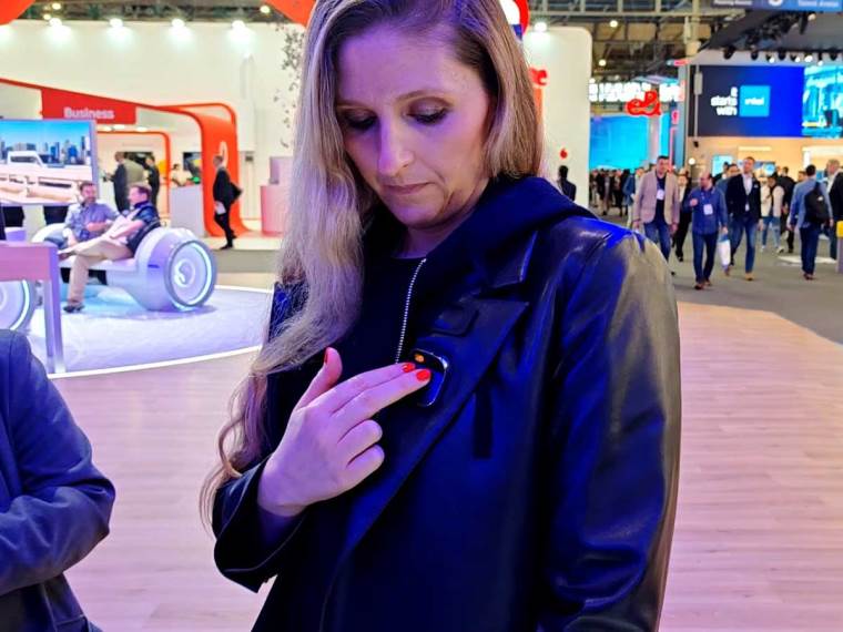 Betani Bonđorno demonstrira Humane AI Pin na MWC sajmu