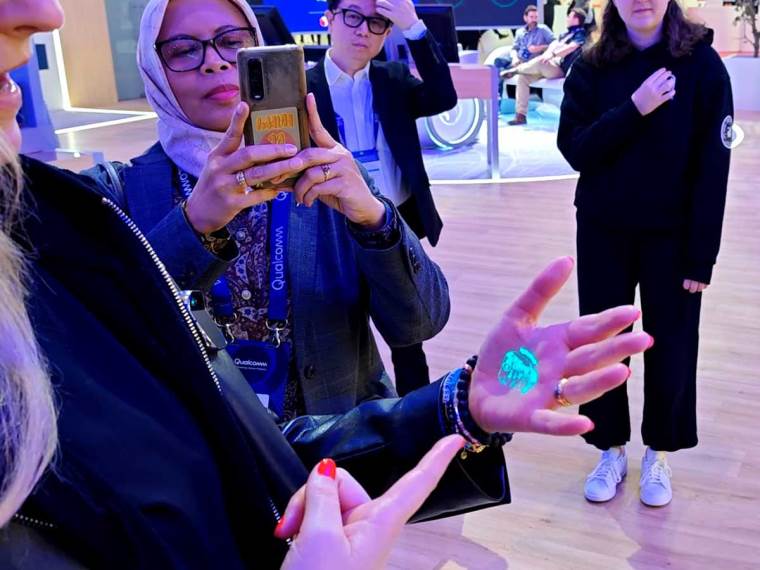 Humane AI Pin projekcija CosmOS interfejsa