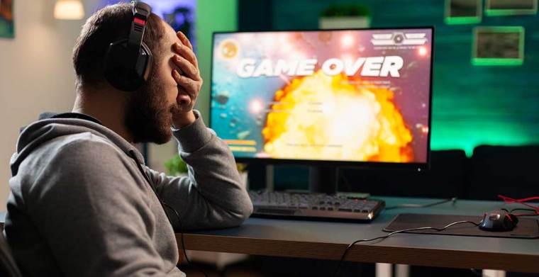 Tužan gejmer Game over ekran