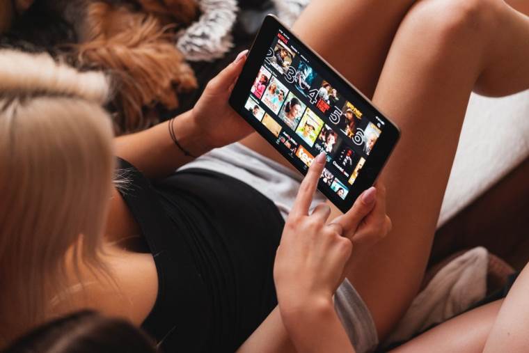 Netflix tablet devojka _ Foto Pixabay.jpg