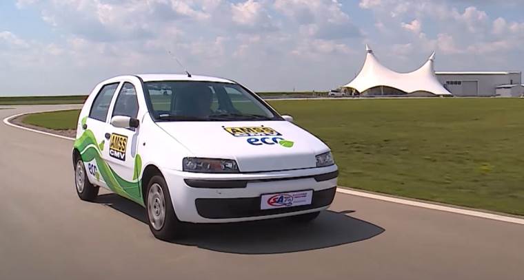 Prvi srpski električni automobil AMSS _ Foto YouTube Emisija SAT - Zvanični kanal (1).jpg