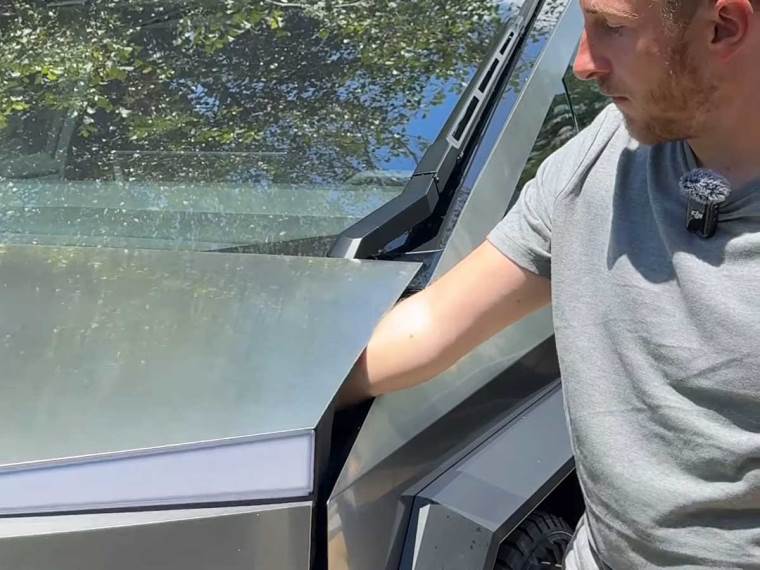 Tesla Cybertruck test zatvaranja vrata gepeka