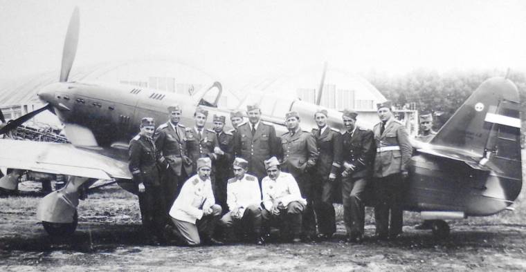 1 Piloti 51. grupe 6. lovačkog puka Jugoslovenskog kraljevskog ratnog vazduhoplovstva pored lovca IK3 _ Foto Wikimedia Public domain.jpg