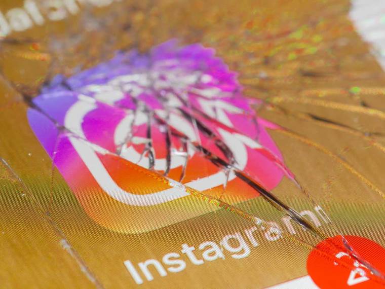 Polomljen ekran iznad Instagram aplikacije