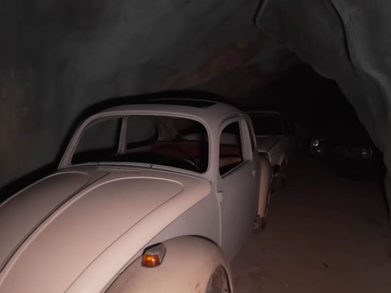 Volkswagen _ stari automobili _ rudnik Švajcarska _ Foto YouTube Exploring the Unbeaten Path (1).jpg