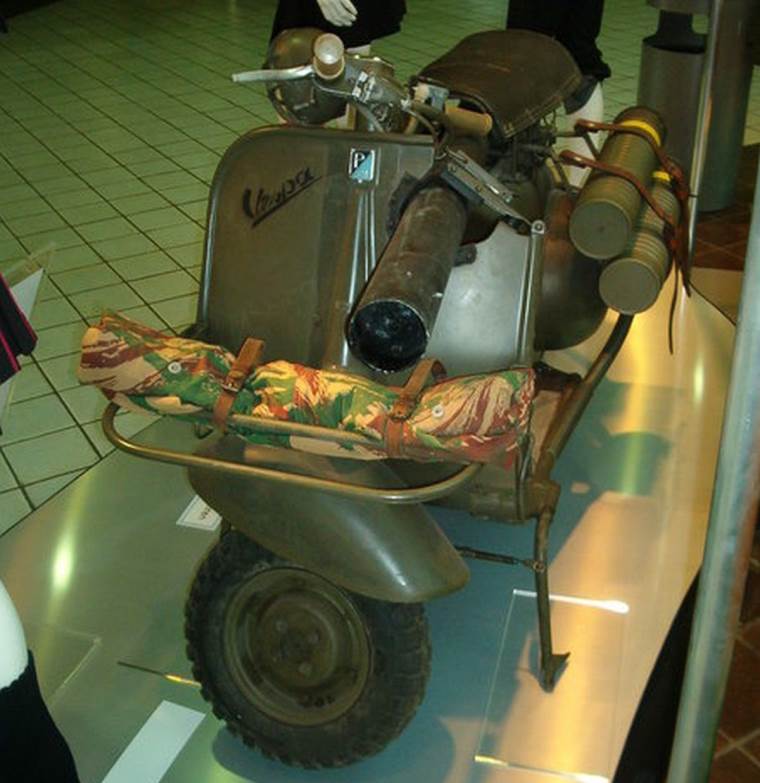 Vespa 150 TAP _ skuter sa bestrzajnim topom _ Foto Wikimedia M.Huwyler.jpg
