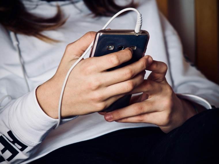 Devojlica _ telefon _ Foto Pixabay.jpg