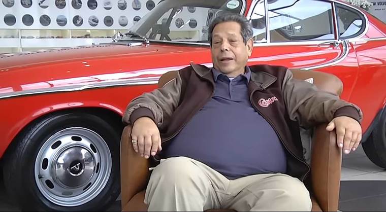 Irv Gordon ispred svog Volvo P1800S automobila