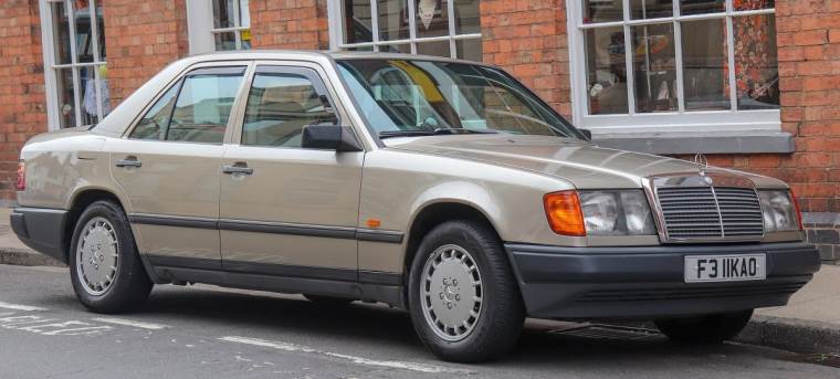 2 Mercedes-Benz W124 300D Diesel Automatic 3.0 (1988) _ Foto Wikimedia Vauxford.jpg