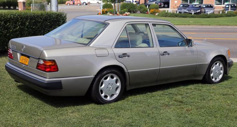 10 Mercedes-Benz W124 500E (1992) Foto Wikimedia Mr.choppers.jpg