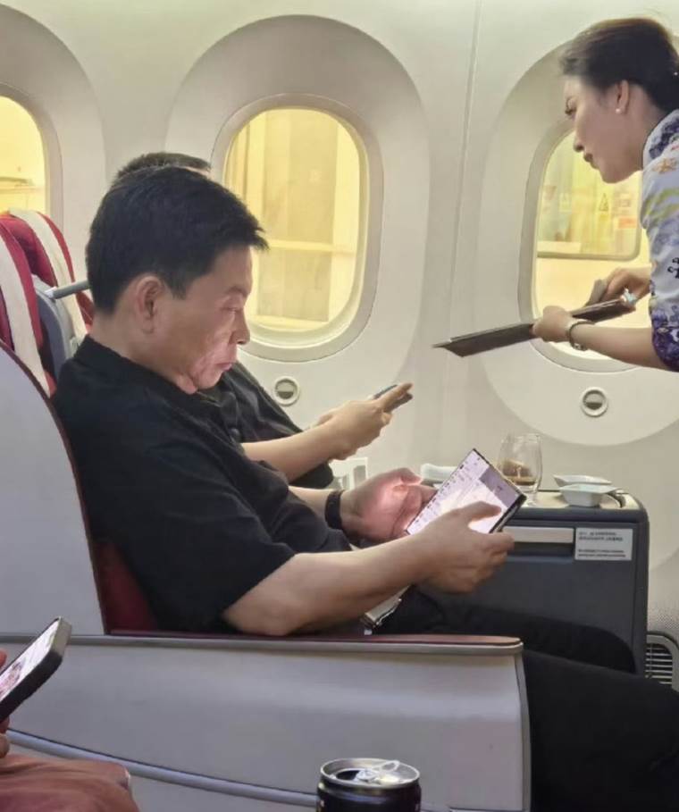 Huawei _ trodelni telefon na preklop _ Foto Weibo Digital Chat Station (1).jpg