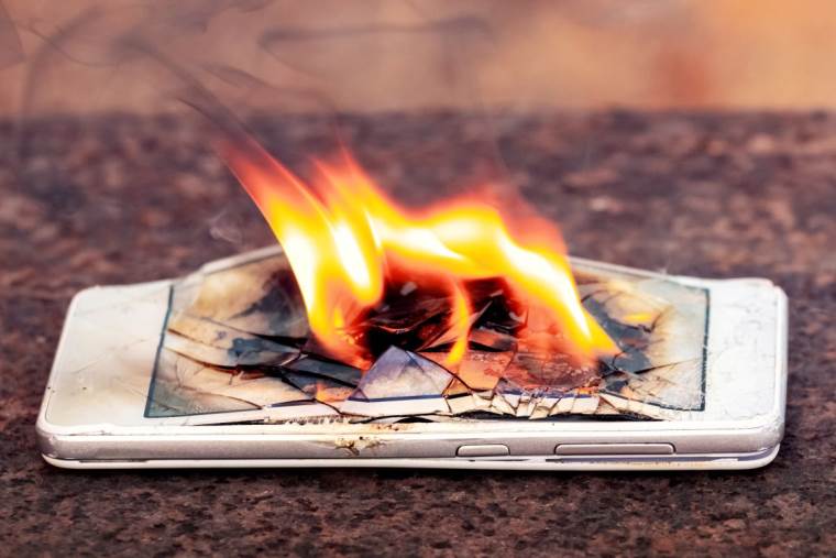 Zapaljen telefon _ vatra _ plamen _ telefon gori _ Foto Shutterstock.jpg