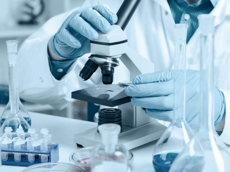 Laboratorija _ mikroskop _ Foto Shutterstock.jpg