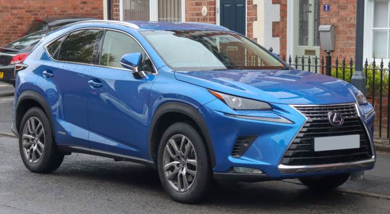 Lexus NX 300h Luxury CVT 2.5 _ Foto Wikimedia Vauxford.jpg