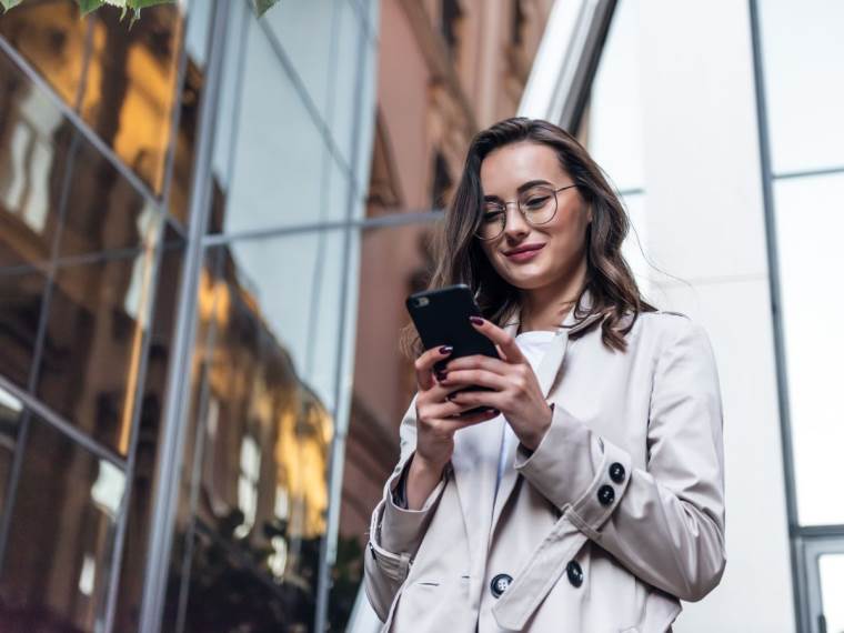 Devojka _ telefon _ Foto Shutterstock.jpg