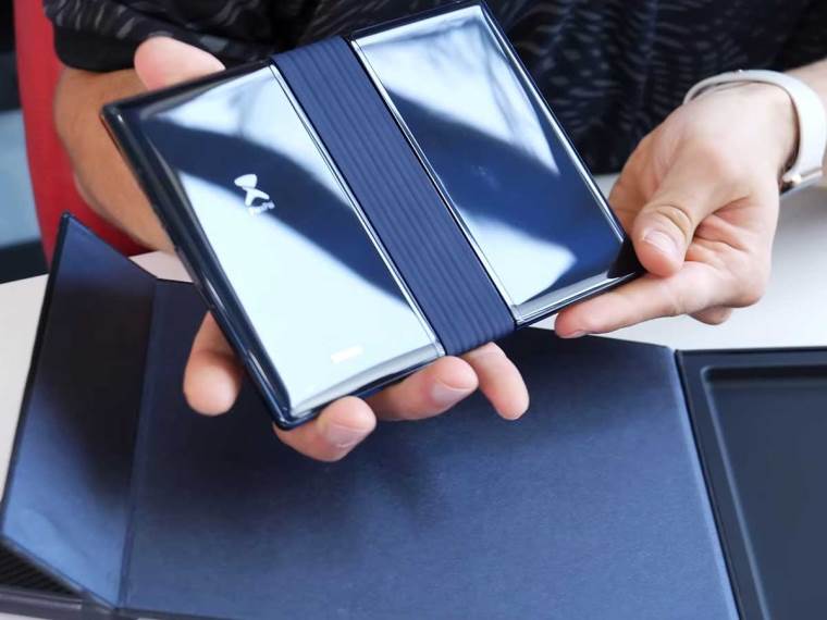 The Folding Phone of the Future! Royole FlexPai 0-52 screenshot.jpg