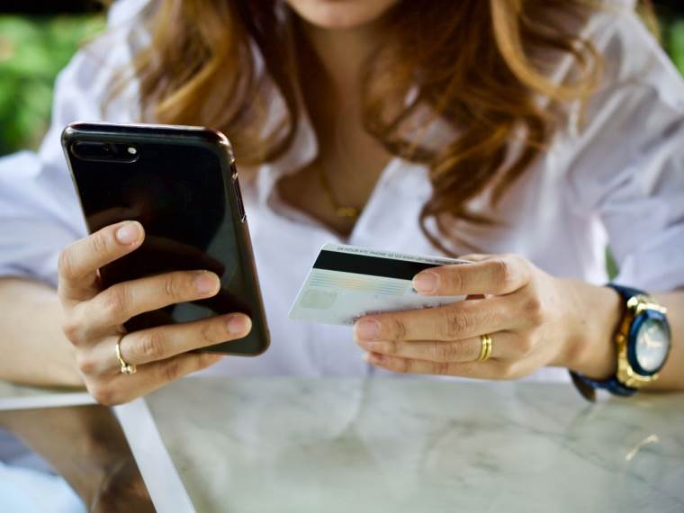 Onlajn kupovina _ žena _ telefon _ kartica _ Foto Shutterstock.jpg