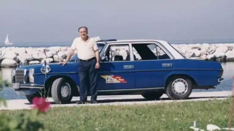 Mercedes W115 _ grčki taksista rekorder _ Foto Mercedes-Benz.jpg