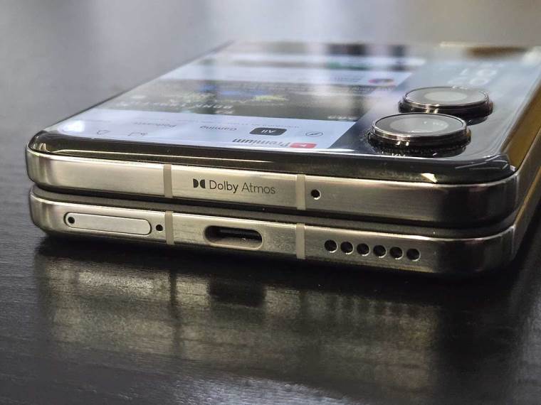 TECNO Phantom V Flip2 30.jpg