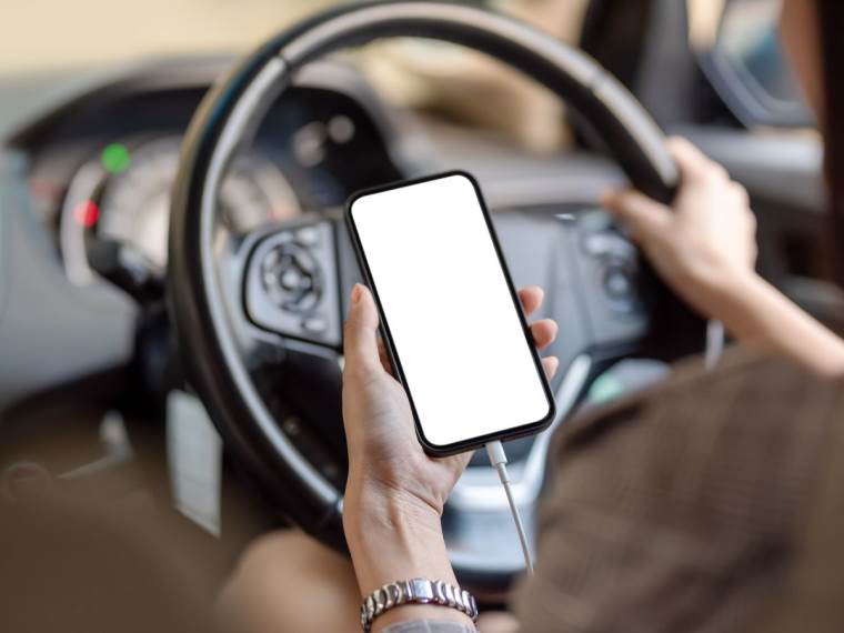 Punjenje telefona u automobilu _ Foto Shutterstock (3).jpg